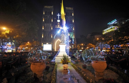 Nhà thờ Hà Nội là một trong những công trình từ thời Pháp thuộc với tuổi đời hơn 120 năm. Trong đêm giáng sinh, khung cảnh nhà thờ cổ kính như được trang hoàng thêm lộng lẫy với những ánh đèn màu và khung cảnh chúa sinh ra đời. Ngồi nhâm nhi một ly trà chanh với bạn bè, ngắm nhìn công trình in dấu ấn thời gian và cùng đếm ngược tới thời khắc giáng sinh là một trong những trải nghiệm thú vị trong mùa đông Hà Nội mà bạn không nên bỏ qua. Ảnh: laodong.com
