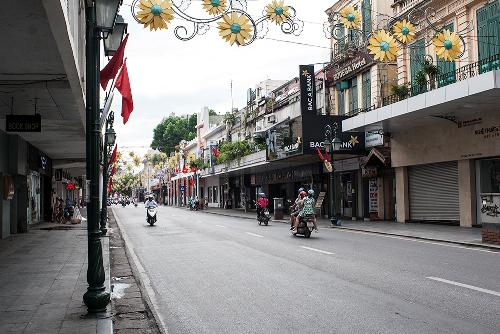 Với những căn nhà mang dấu ấn thời Pháp cùng nhiều phòng tranh, nhà hàng mang phong cách châu Âu, đường Tràng Tiền là địa điểm đi bộ lý tưởng cho du khách để cảm nhận không khí vừa lãng mạn vừa sôi động của mùa đông Hà Nội. Đi hết đường, bạn sẽ bắt gặp khung cảnh nhà hát lớn Hà Nội mang dáng dấp của nhà hát ở Paris. Thưởng thức một tách cà phê, ghé thăm những phòng tranh hay lướt qua phố sách gần đó sẽ đem lại cho bạn những phút giây thư giãn. Ảnh: Minh Đức