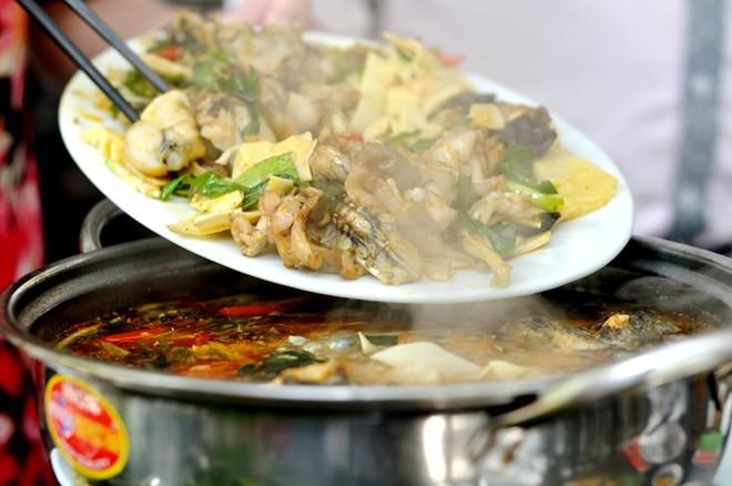 Quây quần bên nồi lẩu: Dù là lẩu nướng hay lẩu nước, đây là món ăn không thể thiếu trong mùa đông ở thủ đô. Giữa cái lạnh cắt da cắt thịt, chẳng còn gì tuyệt bằng được tụ tập với bạn bè, nhúng đồ ăn vào nồi lẩu ấm sực và trò chuyện, rộn tiếng cười vui. Ảnh: Myquang.