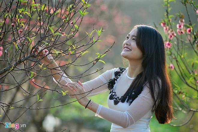 Đi chụp ảnh vườn đào: Càng rét, hoa đào càng đẹp, màu sắc càng tươi thắm. Những cô gái, các cặp đôi đều tranh thủ lúc vườn đào cận Tết đang độ rực rỡ nhất để ghi lại khoảnh khắc lãng mạn, tình tứ. Ảnh: Lê Hiếu/Zing.