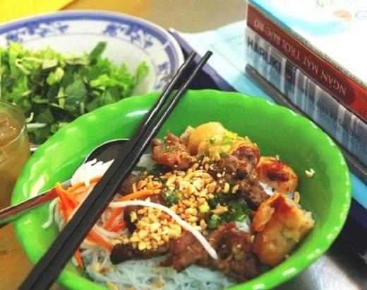 ... đến bún thịt nướng đầy ụ nhưng giá cả rất phải chăng. (Ảnh: Internet)