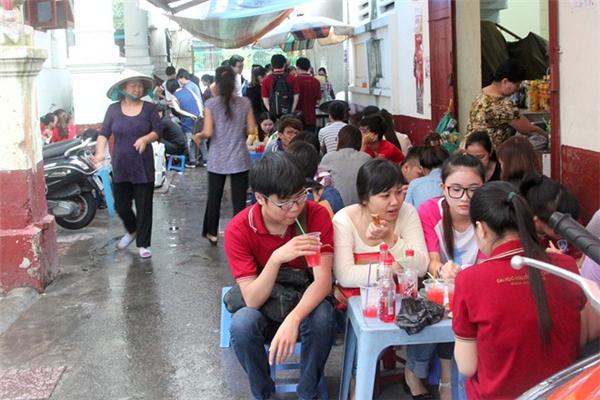 Phần lớn là bán cho khách mua mang đi nhưng một số quán cuối hẻm cũng có đặt bàn ghế để khách có thể ăn tại chỗ. (Ảnh: Internet)