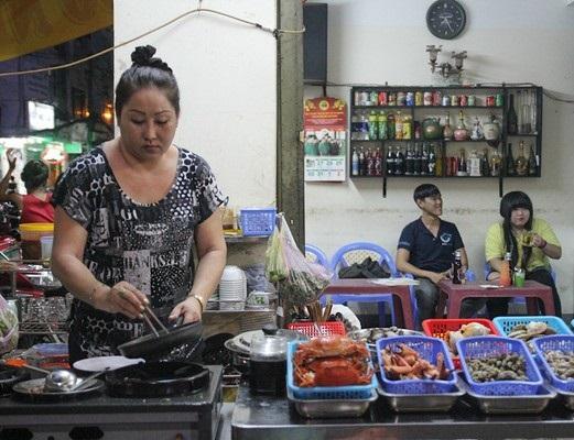 Hàng ốc giá rẻ trong hẻm Cao Thắng. (Ảnh: Internet)