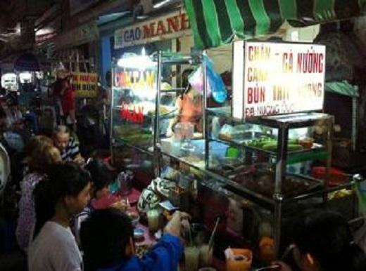 Hẻm 284 Lê Văn Sỹ vẫn luôn đông khách mỗi ngày nhờ vào những món ăn nóng hổi, ngon miệng và giá cả hợp lí. (Ảnh: Internet)