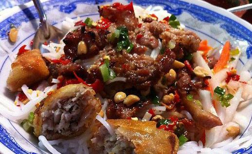 Nơi đây cũng khá nổi tiếng với những món ăn gốc Huế. (Ảnh: Internet)
