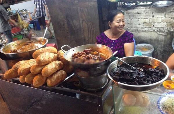 Vừa ngon vừa rẻ - nơi đâu qua hẻm ăn vặt Xóm Chiếu? (Ảnh: Internet)