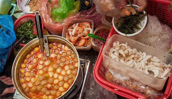 Bạn không phải lăn tăn về giá khi đến với hẻm 200 Xóm Chiếu vì đối tượng phục vụ chính ở đây là người lao động bình dân. (Ảnh: Internet)