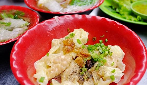 Dù chỉ phục vụ duy nhất một món sủi cảo nhưng bạn cũng sẽ tốn kha khá thời gian để gọi món vì có rất nhiều loại sủi cảo hấp dẫn. (Ảnh: Internet)
