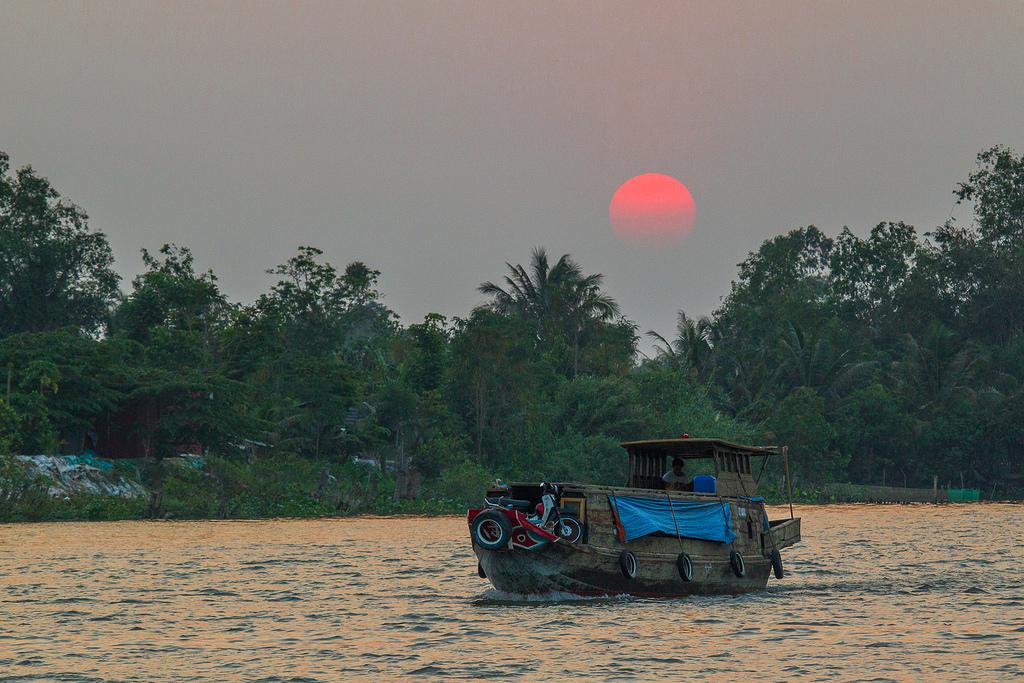 Hoàng hôn buông xuống trên dòng sông Hậu. Ảnh: Robert Muckley