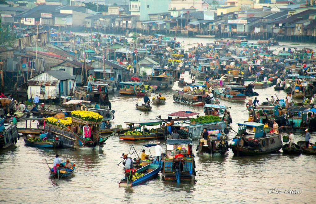 Chợ nổi nhộn nhịp buổi sớm mai. Ảnh: Vietnamdeluxetour