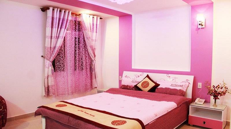 Phòng Vip Double dành riêng cho cặp đôi mới cưới tại khách sạn, với tông màu hồng chủ đạo. Ảnh: DiLaDen.com