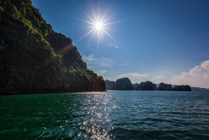 Vịnh Hạ Long đẹp rực rỡ trong nắng sớm. Ảnh: Buffalotours.com