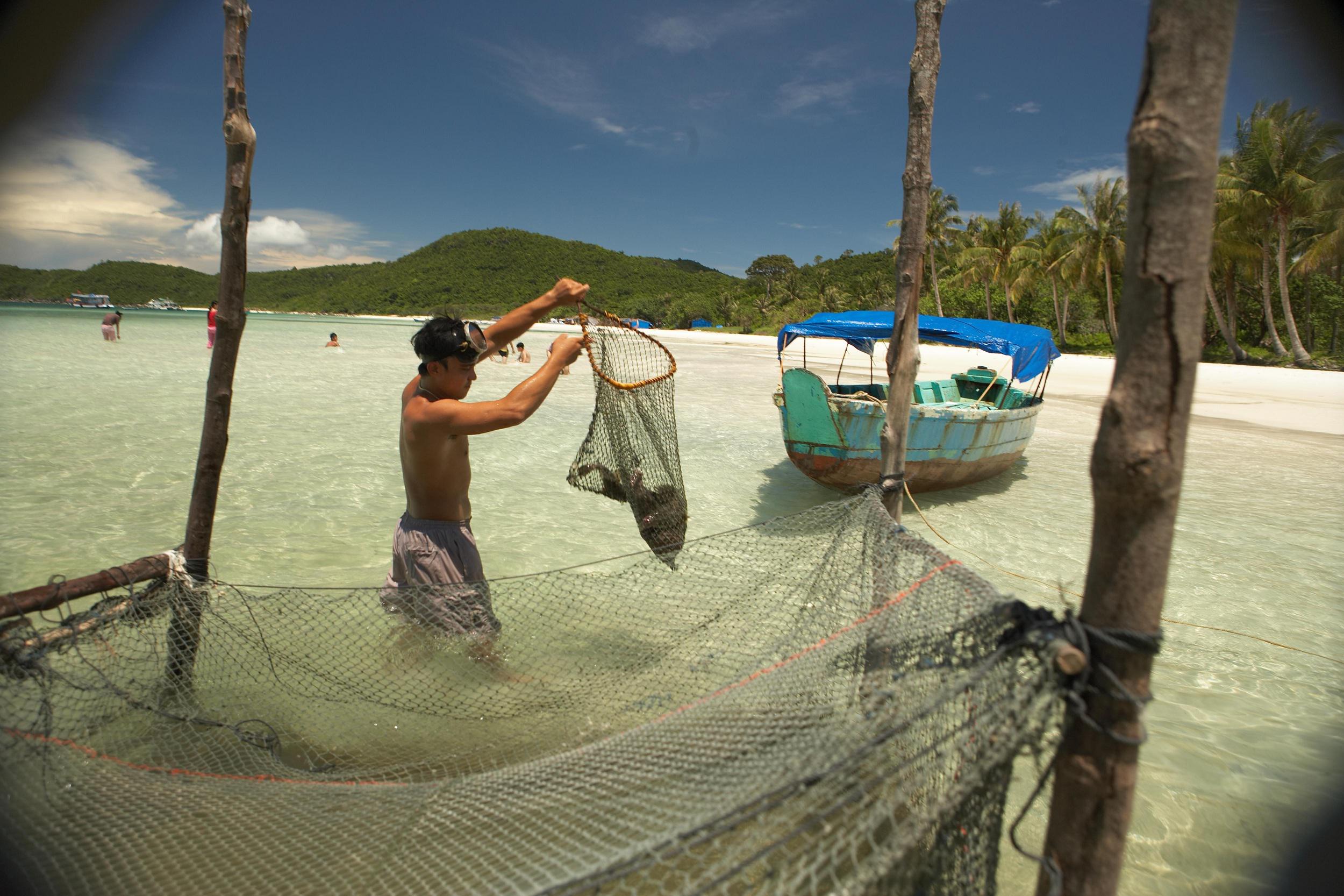 Vùng nước trong vắt ở bãi Sao Phú Quốc. Ảnh: Buffalotours.com