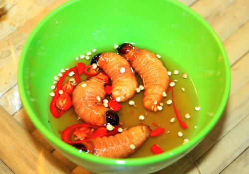 Tại các nhà hàng, giá một con đuông dừa dao động từ 15.000 - 20.000 đồng. Ảnh: Tiêu Phong.