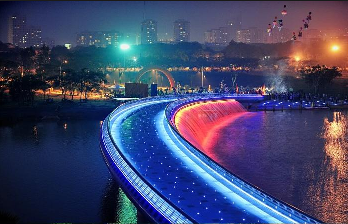 Cầu Ánh Sao lung linh trong đêm. Ảnh: ST