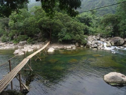 Cầu tre bắc ngang suối nước Moọc. Ảnh: lonelyplanet
