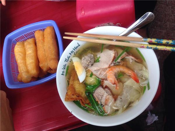 Chỉ 35.000 đồng cho một suất mì vằn thắn ngon lành, đã mắt. (Ảnh: Internet)