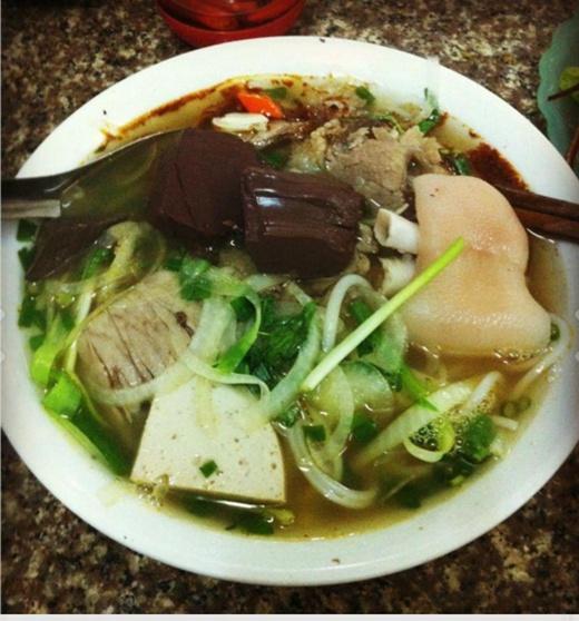Một suất bún bò Huế thơm ngon, đầy đủ có giá 30.000 đồng. (Ảnh: Internet)