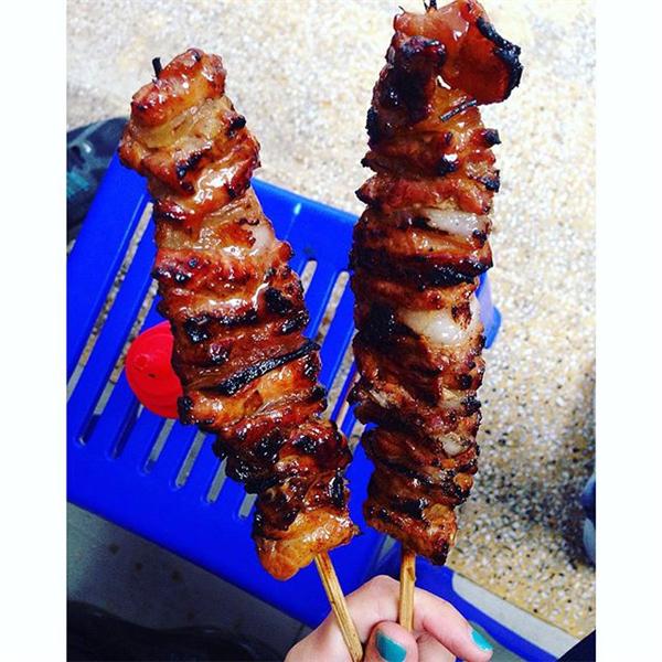 Một xiên thịt cực “bự” có giá 12.000 đồng và bánh mì thịt xiên no căng bụng cũng chỉ 15.000 đồng. (Ảnh: Internet)