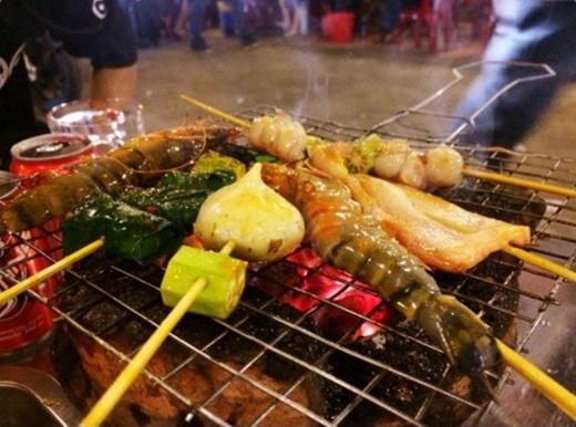 Xiên nướng ở Tạ Quang Bửu luôn đông khách nhờ vào nguyên liệu tươi, sạch và tẩm ướp gia vị vừa miệng. (Ảnh: Internet)
