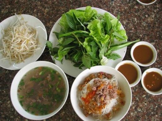 Mỗi phần phở khô Gia Lai gồm có 2 tô – 1 tô đựng bánh phở chan nước sốt trên bề mặt, 1 tô là nước súp có thịt bò bốc ra hương thơm ngào ngạt. Khi ăn, bạn chỉ cần trộn tương, nước tương vào bánh phở, thêm ít rau giá, mỗi một gắp thì húp một muỗng nước súp thịt bò. (Ảnh: Internet)
