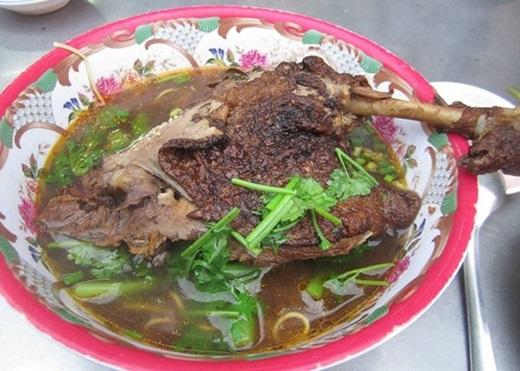 Mì vịt tiềm không phải là một món quen thuộc, và nếu đến quận 8 mà chưa ăn mì vịt tiềm thì thật là uổng phí. Mì vịt tiềm trên đường Nguyễn Chế Nghĩa nổi tiếng với tô mì đầy ụ và miếng thịt đùi to, mềm, thơm, chấm thêm một ít sa tế cay nồng để tăng độ đậm đà, ngon miễn chê. (Ảnh: Internet)