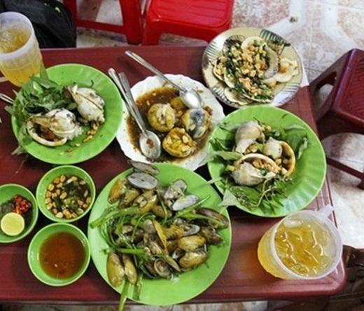 Quán ốc này khá khó tìm, lại nhỏ nhưng luôn đông khách vì giá rẻ mà chế biến rất ổn. Vì chỉ có giá 10.000 đồng/dĩa nên ốc không to, mập như những quán ở quận 4, nhưng dù là sò lông nướng, ốc mỡ xào me, chem chép xào rau muống, ốc giác xào tỏi hay thậm chí là trứng vịt lộn… cũng đều được chế biến rất ngon. (Ảnh: Internet)