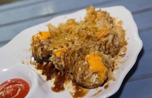 Có công thức gốc từ Osaka, bánh bạch tuộc nướng takoyaki Xóm Củi được lòng thực khách vì hương vị đậm đà, khác biệt, luôn nóng hổi mà giá lại rẻ "đúng chuẩn" ăn vặt quận 8. (Ảnh: Internet