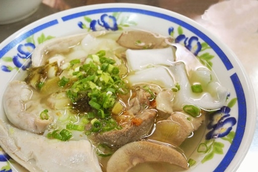Hủ tiếu hồ sẽ gây bất ngờ cho thực khách bởi “sợi” hủ tiếu không dài mà có hình vuông và dẹp, ăn vào dai sần sật và ngon theo một cách rất riêng. Đặc biệt, phèo non, bao tử, gan... đều được sơ chế sạch sẽ, không có mùi hôi tanh và lại đậm đà, ăn kèm với một chén cải chua nhỏ càng làm tăng thêm độ đặc sắc cho món hủ tiếu. (Ảnh: Internet)