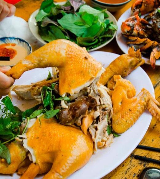 Thịt gà nhạt nên khi hấp mắm nhĩ ngon thì vừa thơm vừa đậm đà khó cưỡng từ da gà vào đến phần thịt. Quán dùng gà ta nên thịt săn chắc, không mỡ, da giòn và vàng bắt mắt, càng ăn càng khó dứt khỏi cái vị mặn mặn thơm thơm đầy quyến rũ. (Ảnh: Internet)