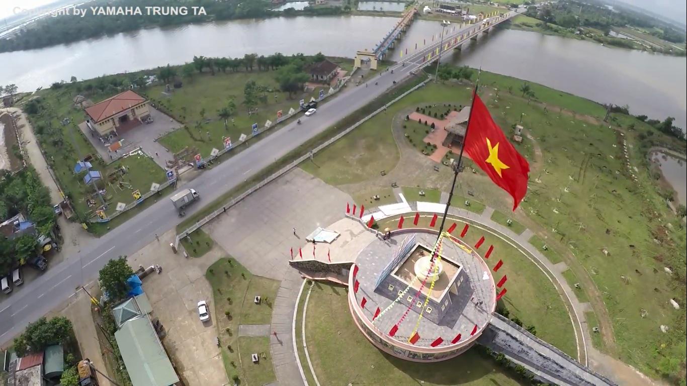Cột cờ giới tuyến hai miền Nam - Bắc và cầu Hiền Lương, Quảng Trị. Ảnh: cắt từ clip