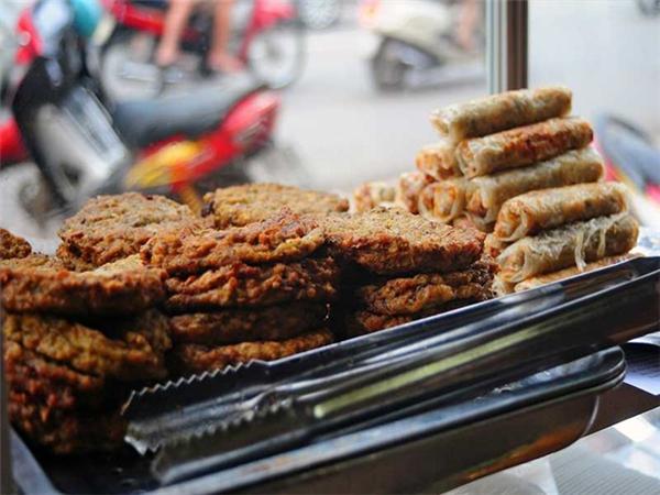 Những miếng chả rươi được rán vàng ươm, thơm nức có giá 15.000 đồng/chiếc. (Ảnh: Internet)