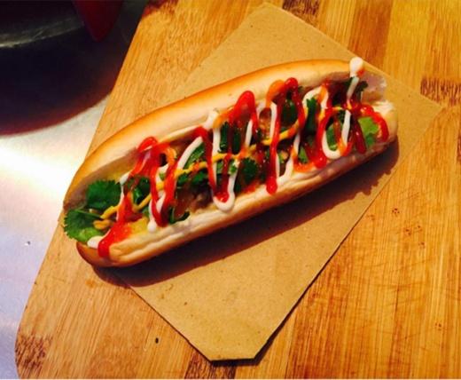 Ngoài hot dog bò băm đang “gây mưa gây gió”, ở đây cũng có hot dog truyền thống hay hot dog bò dứa, salad phục vụ sở thích khác nhau của thực khách. (Ảnh: Internet)