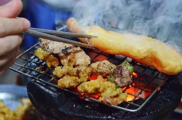 Lượn lờ qua đây, hoà vào làn khói nghi ngút, hít hà hương thịt nướng thơm phưng phức, khó ai mà lại có thể “cưỡng lại” được. (Ảnh: Internet)