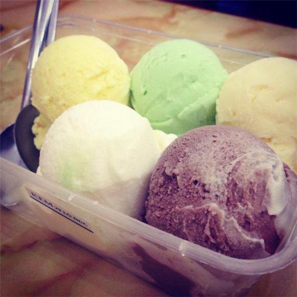 Đã trải qua cả mấy chục năm rồi nhưng kem cân ở đây vẫn còn giữ được hương vị và sức hấp dẫn quen thuộc như thuở ban đầu. (Ảnh: Internet)