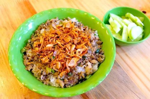 Trái ngược với sự cầu kì và đầy đặn của món ăn, xôi cá rô đồng có giá khá “mềm” – 25.000 đồng/bát. (Ảnh: Internet)
