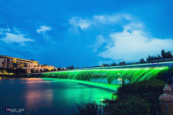 7. Cầu Ánh Sao (Starlight Bridge) tọa lạc tại khu đô thị Phú Mỹ Hưng, quận 7, TP HCM. Cầu có chiều dài 170 m, bắc ngang qua kênh Thầy Tiêu với thiết kế cong hình mặt trăng. Sàn cầu được lắp những chiếc đèn nhỏ như sao trời, hai bên cầu được thiết kế mô phỏng mô hình mặt trời và mặt trăng. Ảnh: Dratwister.