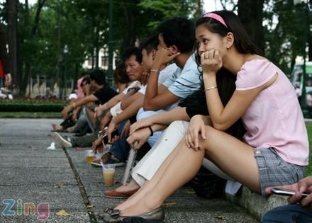 <strong>2. Cà phê bệt</strong> là điểm cà phê trò chuyện được yêu thích của giới trẻ và dân văn phòng Sài thành. Tên của địa điểm này bắt nguồn từ việc hành động ngồi bệt xuống đất để uống nuớc, trò chuyện hay ngắm cảnh. Điểm thú vị của loại hình này là giá mềm, không gian rộng rãi, thoáng mát, phong cảnh đẹp. Ảnh: Nguyễn Hà.