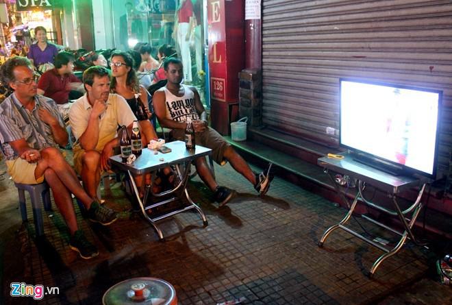 4. Phố Tây nằm trên các con đường Đề Thám, Bùi Viện, Phạm Ngũ Lão, Đỗ Quang Đẩu, thuộc quận 1. Tên gọi bắt nguồn từ việc có nhiều Tây ba lô chọn đây là điểm dừng chân khi ở TP. Phố Tây từng được Lonely Planet bình chọn là một trong những địa điểm không thể không ghé khi du lịch Sài Gòn. Ảnh: Lê Quân.