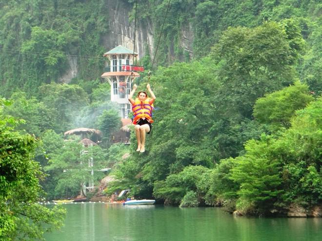 Khám phá hang Tối (Quảng Bình) qua công trình đu dây tự do tại sông Chày - hang Tối. Bạn còn được thử thách các trò chơi cảm giác mạnh như đu dây tắm sông, tắm bùn, chèo thuyền kayak trên sông Chày… Ảnh: TT du lịch Phong Nha.