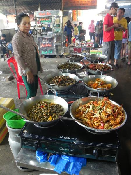 Những chảo ốc, càng ghẹ... được làm sẵn đậm đà. Bạn có thể thử thoải mái rồi mới quyết định mua. Ảnh: Thảo Nghi