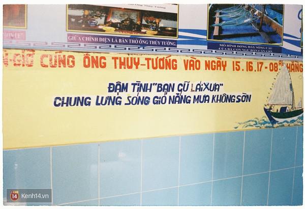 Đọc câu thơ ghi trên tường mới thấy được ước nguyện của những người dân chài nơi đây. Ảnh: Kenh14