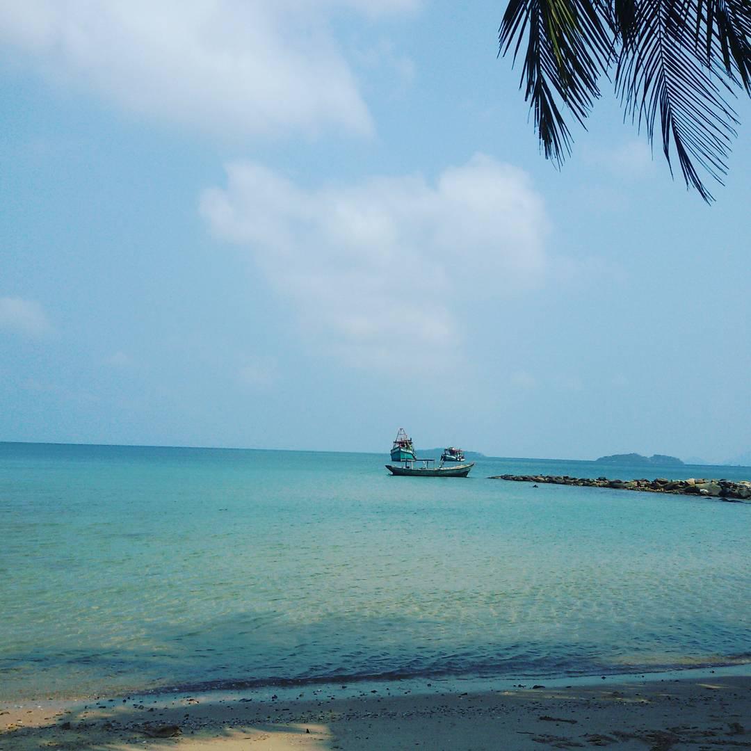 Quần đảo Hải Tặc, Kiên Giang: Đảo Hải Tặc ở Kiên Giang được xem là một điểm đến lạ lùng ngay từ tên gọi. Thực chất đây là tên của một quần đảo gồm 16 hòn đảo mà lớn nhất là đảo Hòn Tre (Hòn Đốc), nằm ở xã Tiên Hải, huyện Hà Tiên. Nơi đây cách bờ biển Hà Tiên gần 28 km và đảo Phú Quốc 40 km. Đa phần diện tích đảo là cây rừng che phủ, nơi giáp với nước mặn là ghềnh đá trơ trọi và hoang sơ. Tại đây, ngoài việc được tìm hiểu và nghe những người bản địa kể lại những câu chuyện về nguồn gốc, xuất xứ tên gọi của quần đảo Hải Tặc, bạn sẽ có cơ hội trải nghiệm cảnh quan thiên nhiên với những vẻ đẹp hoang sơ, mát ngọt và trong lành. Ảnh: khanhloc.scorpio
