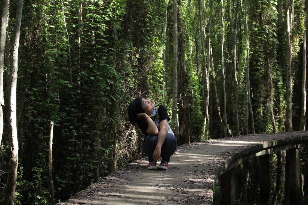 Làng nổi Tân Lập, Long An: Làng nổi Tân Lập hay còn gọi là rừng tràm Tân Lập, thuộc huyện Mộc Hóa, tỉnh Long An, cách trung tâm TP.HCM chừng 100 km. Đây là một địa chỉ khá mới trên bản đồ du lịch, nhưng lại khá lôi cuốn du khách bởi họ đến đây để tìm cảm giác thư thái, đắm mình giữa thiên nhiên rừng tràm xanh ngắt cũng như trút bỏ những gánh nặng của cuộc sống nơi thành thị xô bồ. Ảnh: Kim Lộc