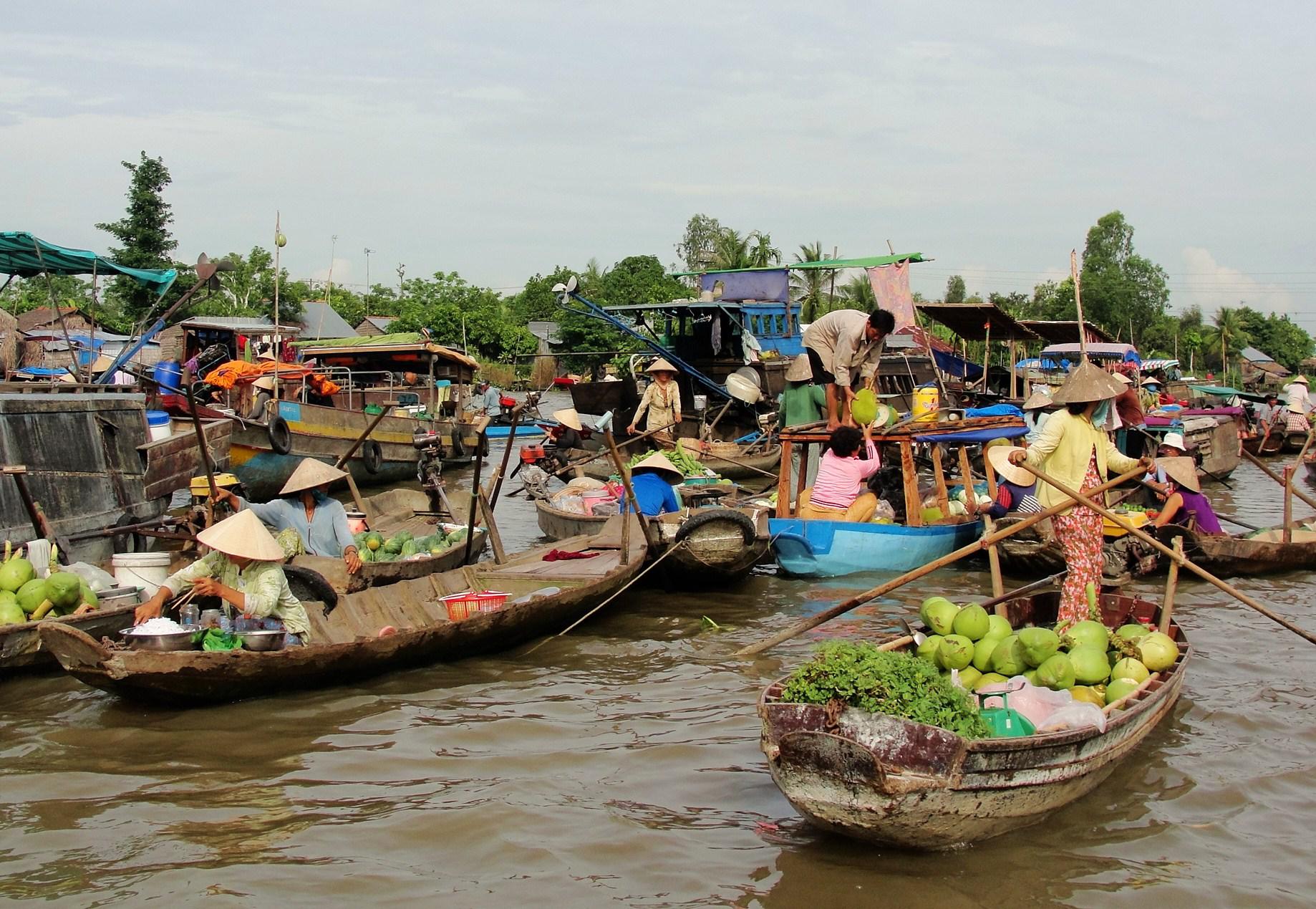 Chợ nổi Cái Bè, Tiền Giang: Chợ nổi Cái Bè là một trong những chợ đầu mối lớn nhất miền Tây Nam Bộ, là nơi trao đổi buôn bán của hơn 400 xuồng ghe mỗi ngày diễn ra từ 4h đến 15h hàng ngày, nhưng thời gian lý tưởng nhất để bạn tham quan khu chợ này vào khoảng từ 5 đến 7 giờ sáng. Hàng hóa rất đa dạng và phong phú, nổi bật nhất là trái cây, bởi Cái Bè là nơi có nhiều vườn trái nhất tỉnh Tiền Giang, với các loại trái cây ngon nổi tiếng như cam, bưởi, quýt Cái Bè, vú sữa Lò Rèn, bưởi da xanh… và là trạm trung chuyển trái cây đi mọi miền đất nước. Ảnh: ST