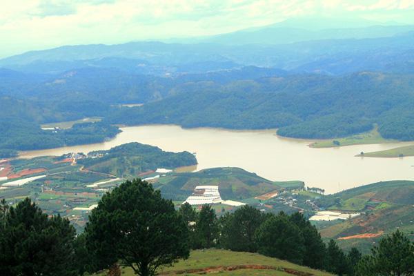 Toàn cảnh thơ mộng từ đỉnh Ra-đa nhìn xuống. Ảnh: Vĩnh Hy.