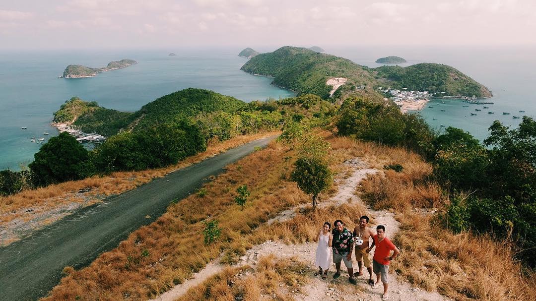 Dễ đến: Để ra quần đảo Nam Du, bạn cần phải xuống thành phố Rạch Giá – Kiên Giang. Phương tiện di chuyển dễ nhất là xe đò xuất phát từ bến xe miền Tây, giá khoảng 150.000 – 170.000 đồng một vé. Bạn nên đi chuyến 23h để tới Rạch Giá lúc 6h sáng hôm sau. Để tiếp tục hành trình tới Nam Du, bạn đi bằng tàu cao tốc, giá vé khứ hồi khoảng 440.000 đồng một người. Ảnh: lynx.95/instagram