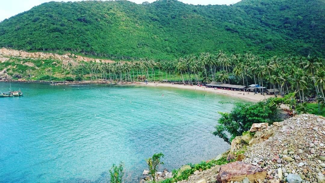 Nước biển trong xanh tuyệt đẹp: Mang đặc điểm của vùng đảo hoang sơ, ở Nam Du có rất nhiều bãi biển đẹp, nước trong veo, phản chiếu trời xanh ngắt. Ngoài ra, thiên nhiên trên đảo mang đến cảm giác bình yên, thư thả, vô cùng thích hợp để nghỉ ngơi, tránh khỏi sự xô bồ của thành thị. Ảnh: simplelero/instagram