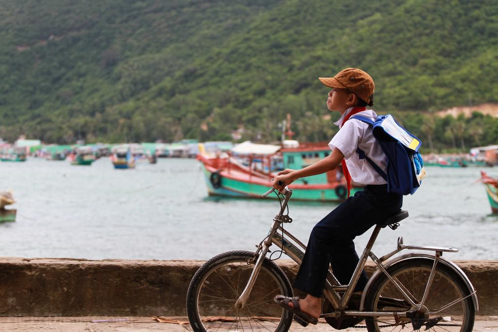 Người dân cực kỳ thân thiện: Thực sự không có nhiều điểm đến du lịch mà người dân lại vui vẻ chào đón bạn như ở đảo Nam Du, và bạn sẽ nhanh chóng nhận ra điều này ngay khi bước chân vào địa phận của đảo. Rất nhiều du khách đã từng đến thăm đảo đều có chung một một nhận định rằng, người dân đảo Nam Du rất nhiệt tình và tốt bụng, họ có thể mang đến cho bạn sự yên tâm và nhiều tiếng cười. Ảnh: Giang Pham/flickr.com