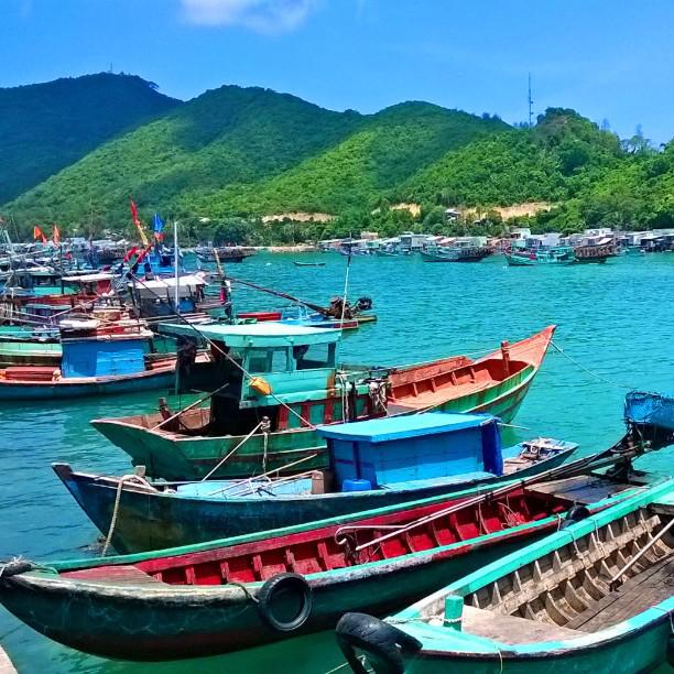 Ngồi thuyền du ngoạn các hòn đảo xung quanh: Ra Nam Du mà không thuê một chiếc thuyền nhỏ đi dạo loanh quanh các hòn nhỏ ven đảo thì chuyến đi sẽ không thể xem là trọn vẹn. Quần đảo có nhiều hòn đẹp như: Hòn Dầu, Hòn Nồm, Hòn Mấu,… Ngồi trên thuyền đi dạo qua các hòn nhỏ quanh đảo bạn mới thấy rõ được sự trong xanh của nước biển nơi đây, bởi nước trong vắt tới mức nhìn thấy cả đáy. Ảnh: darkdelta7/instagram